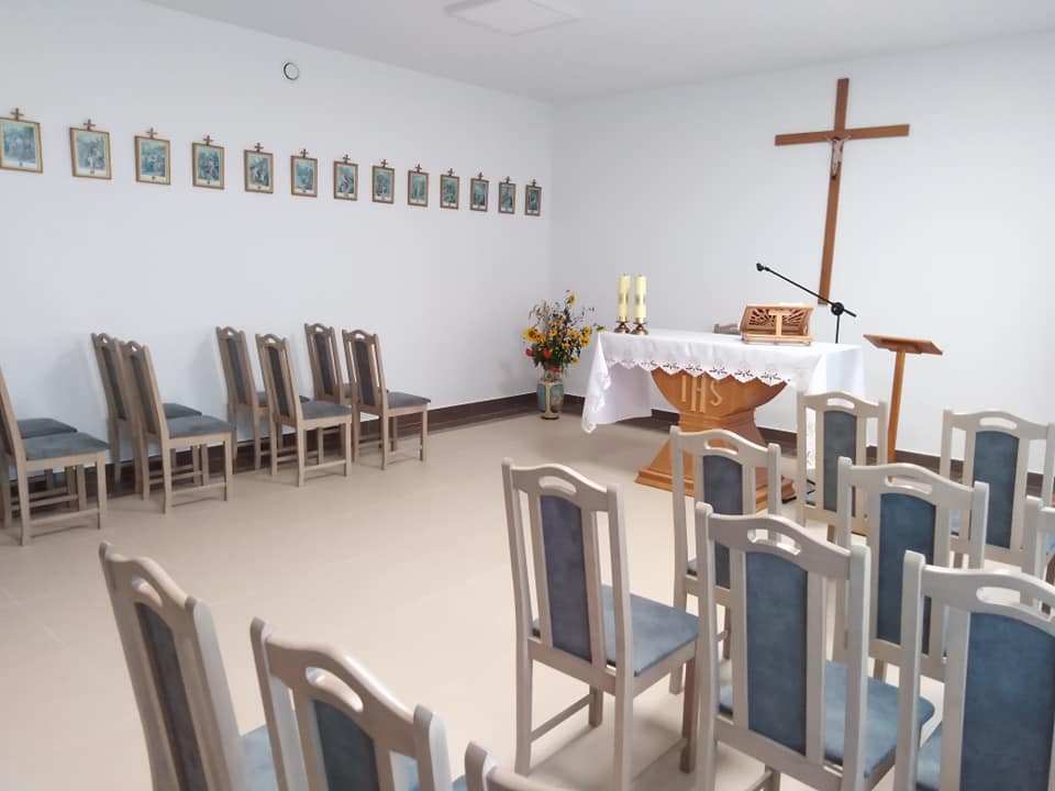 W Domu Pomocy Społecznej w Drzewicy znajduje się kaplica, a seniorzy mogą liczyć na opiekę duszpasterską