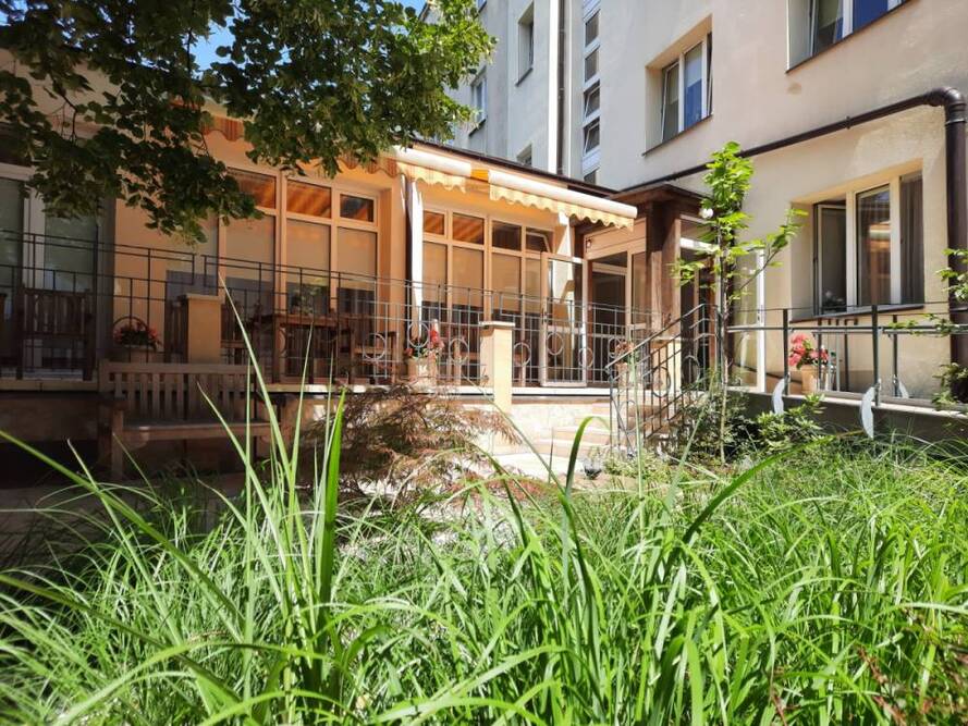 Patio przed Domem Pomocy Społecznej Pracownika Oświaty w Warszawie