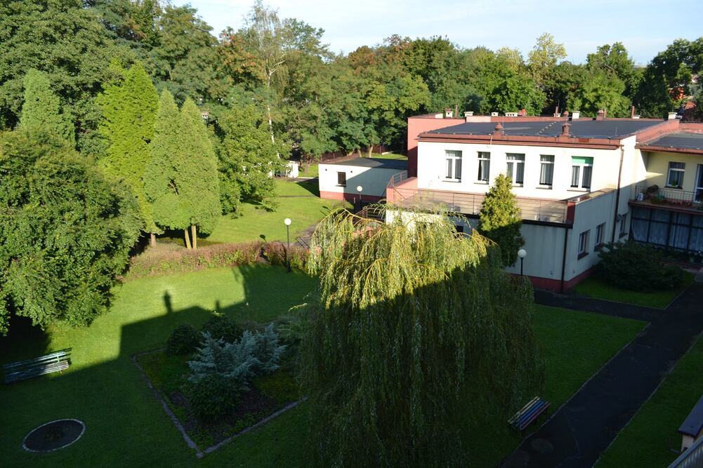 Dom Pomocy Społecznej nr 1 w Zabrzu znajduje się na ogrodzonej działce, w otoczeniu zieleni