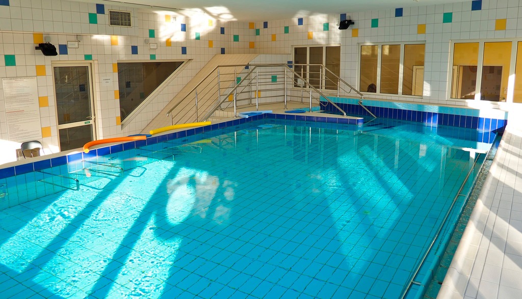 Na terenie Domu Pomocy Społecznej w Piekoszowie  znajduje się sala gimnastyczna i basen rehabilitacyjny