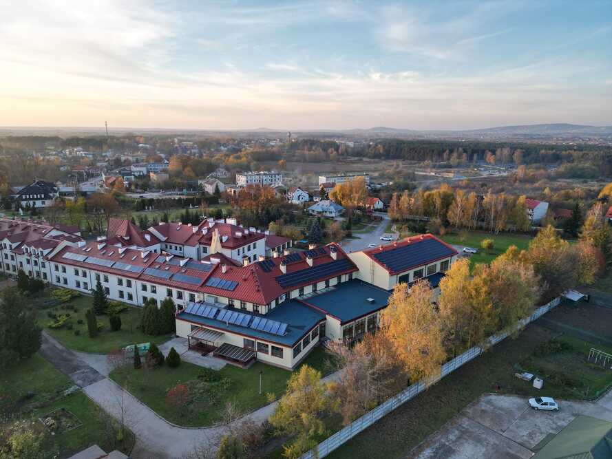 Dom Pomocy Społecznej w Piekoszowie i widok na panoramę Gór Świętokrzyskich