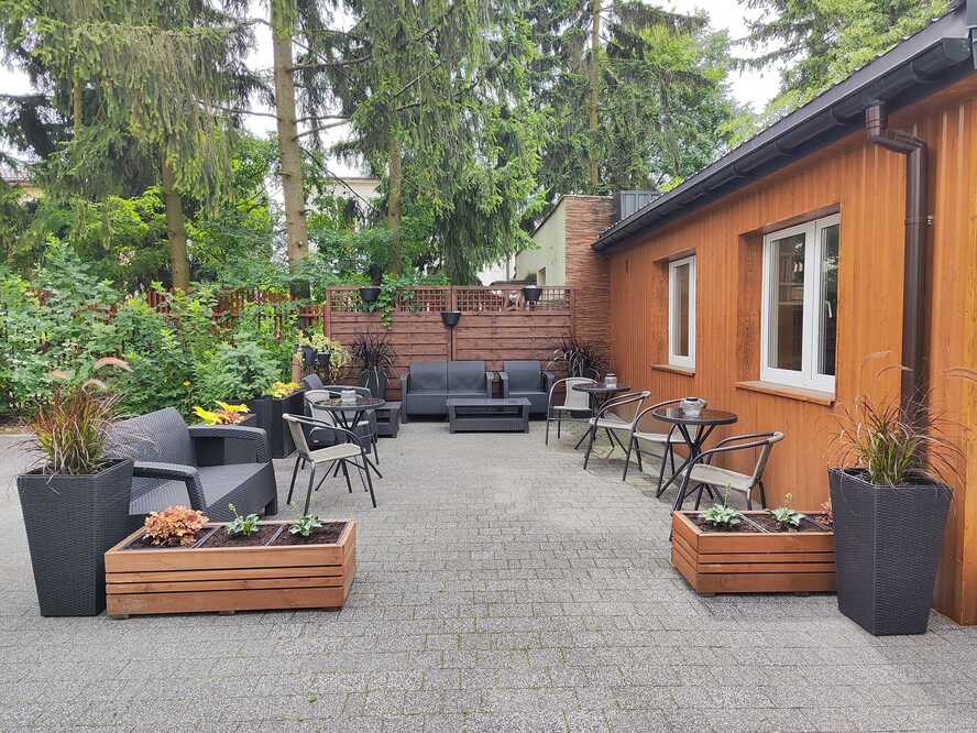 Przed Domem Kombatanta im. majora Eugeniusza Gedymina Kaszyńskiego „Nurta" w Łodzi znajduje się zaciszne miejsce do wypoczynku - z ławeczkami, stolikami i niewielkimi rabatami kwiatowymi