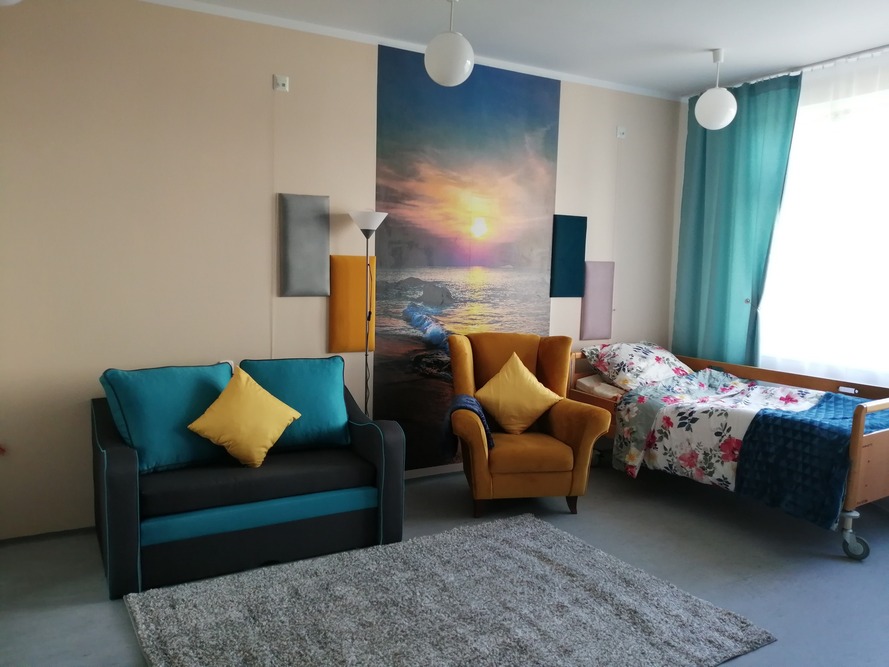 Pokoje w Domu Pomocy Społecznej w Białymstoku  są przytulne i funkcjonalne, co jest zasługą odpowiednio dobranych mebli 