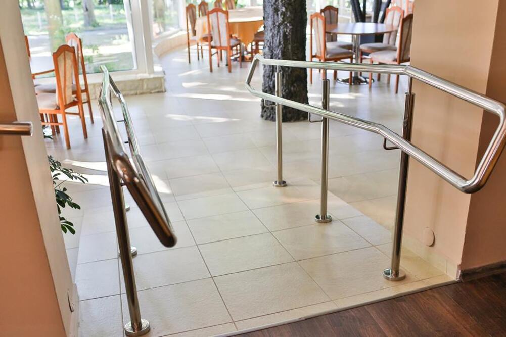 Dom Pomocy Społecznej „Dworek” w Dąbiu jest przystosowany do pobytu osób o ograniczonej sprawności ruchowej