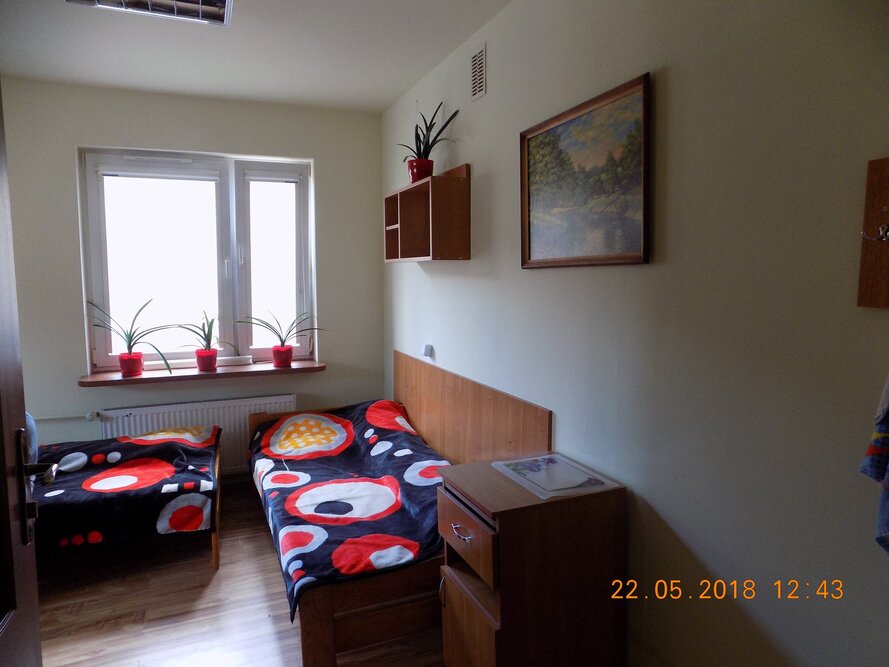 Pokoje w Domu Pomocy Społecznej w Kraśniku wyposażone w podstawowe sprzęty i meble