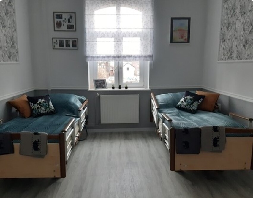 Jeden z pokoi 2-osobowych w Domu Pomocy Społecznej w Wejherowie
