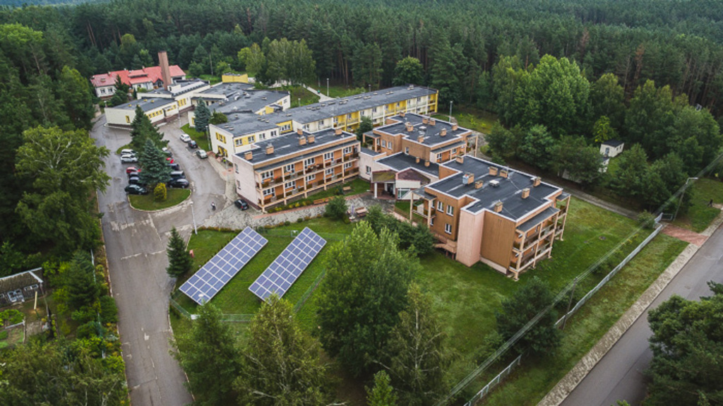 Dom Pomocy Społecznej w Uhowie znajduje się w cichej i spokojnej okolicy, na skraju lasu