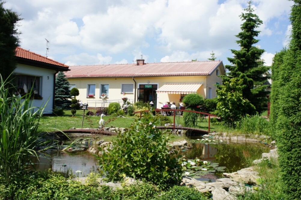 Dom Seniora „Nestor” w Żukowie otoczony jest zielenią, co ma pozytywny wpływ na samopoczucie seniorów