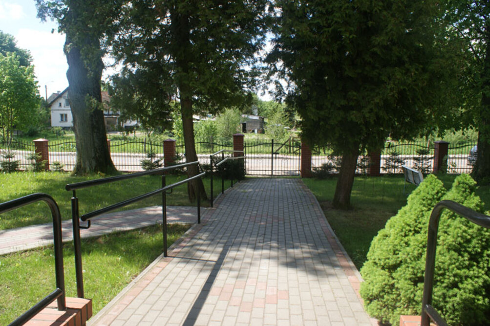 Teren wokół Domu Pomocy Społecznej w Molzie  jest dostosowany do potrzeb osób niepełnosprawnych