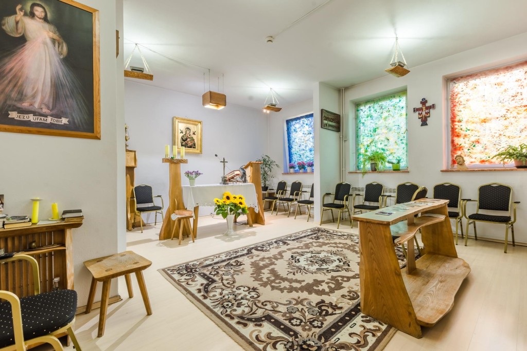 Na parterze Domu Pomocy Społecznej im. Stanisława Broniewskiego Orszy w Warszawie znajduje się kaplica