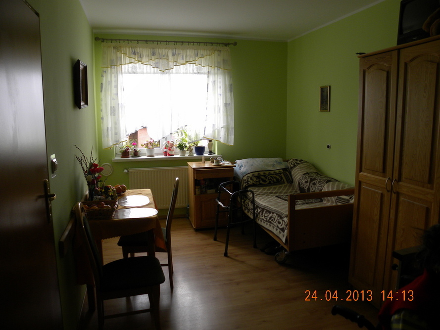 Pokoje w Domu Spokojnej Starości ,,Święta Barbara" w Kamionku  znajdują się podstawowe meble i sprzęty