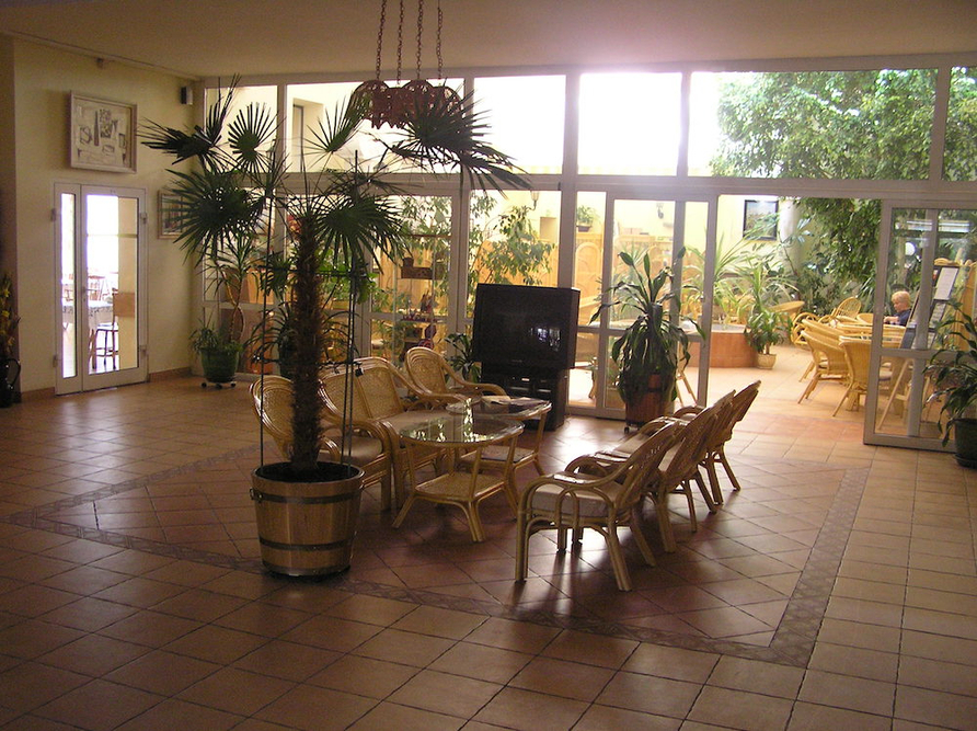 W Domu Pomocy Społecznej „Chemik” w Warszawie wydzielono przestrzenie wspólne, w których seniorzy mogą spędzać czas w ciągu dnia