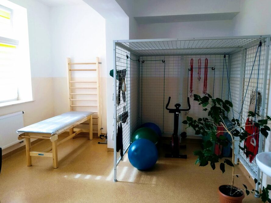 W sali rehabilitacyjnej Domu Pomocy Społecznej w Mścichach znajduje się między innymi kabina UGUL