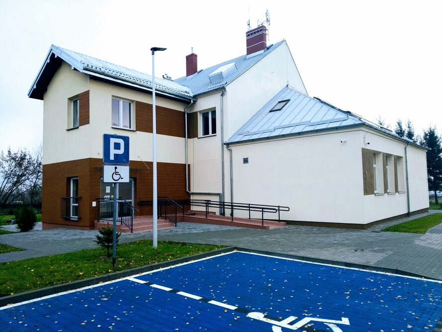 Parking przed Domem Pomocy Społecznej w Mścichach