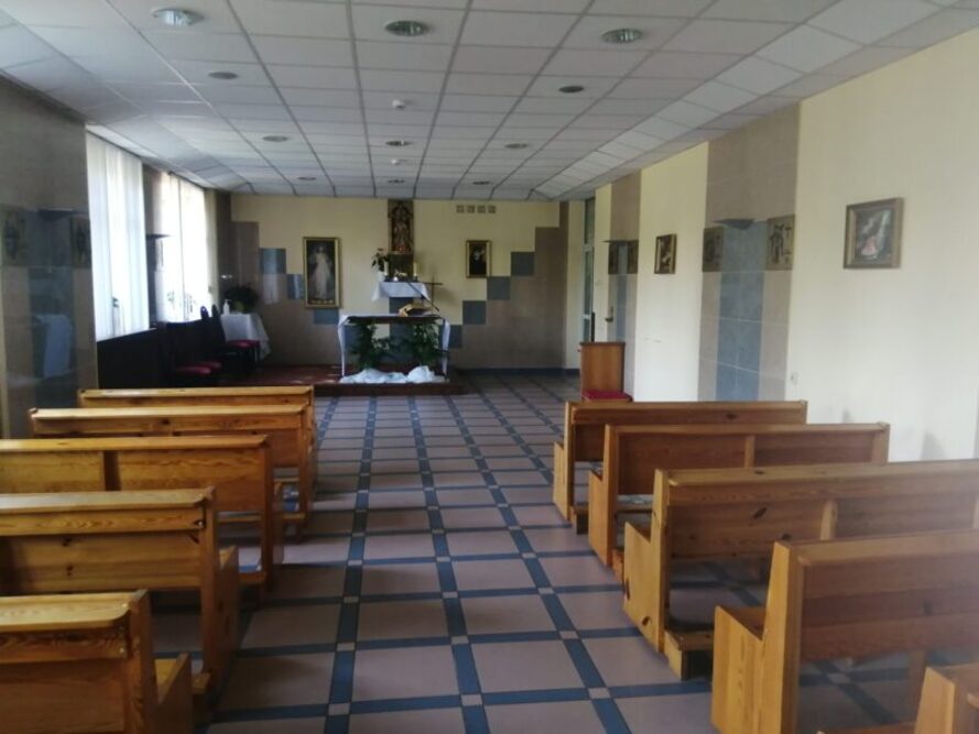 W Domu Pomocy Społecznej w Sieradzu z filią w Rożdżałach  znajduje się kaplica