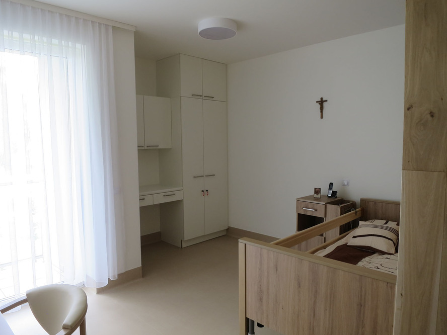 Pokoje w Domu Pomocy Społecznej w Dobrzeniu Wielkim wyposażone są w nowoczesne meble i niezbędne urządzenia, w tym instalację przywoławczą