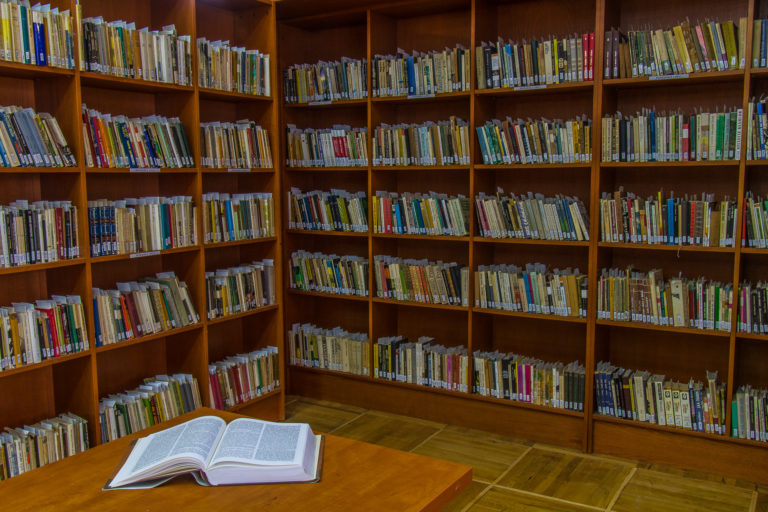 W Domu Pomocy Społecznej w Łężeczkach znajduje się biblioteka z czytelnią