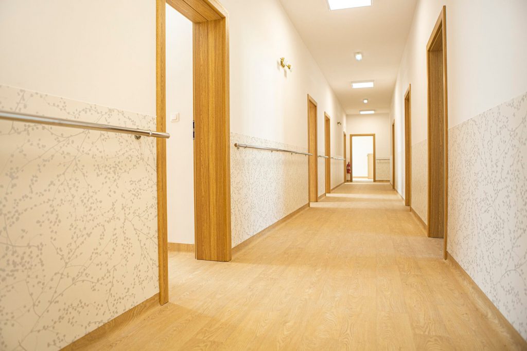 Dom Seniora „Przystań” w Starych Babicach jest przyjazny osobom niepełnosprawnym - wśród licznych udogodnień należy wymienić szerokie korytarze oraz specjalne poręcze przy ścianach