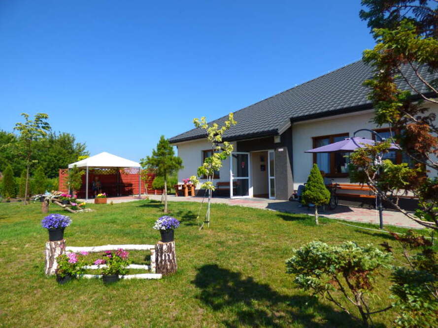 Ogród przed Centrum Opiekuńczo Rehabilitacyjnym „Dobry Dom” w Borzęcinie