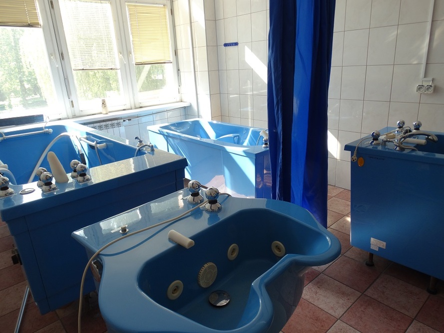 Dom Pomocy Społecznej Grabowiecka w Ostrowcu Świętokrzyskim dysponuje profesjonalnym sprzętem do rehabilitacji, w tym hydroterapii