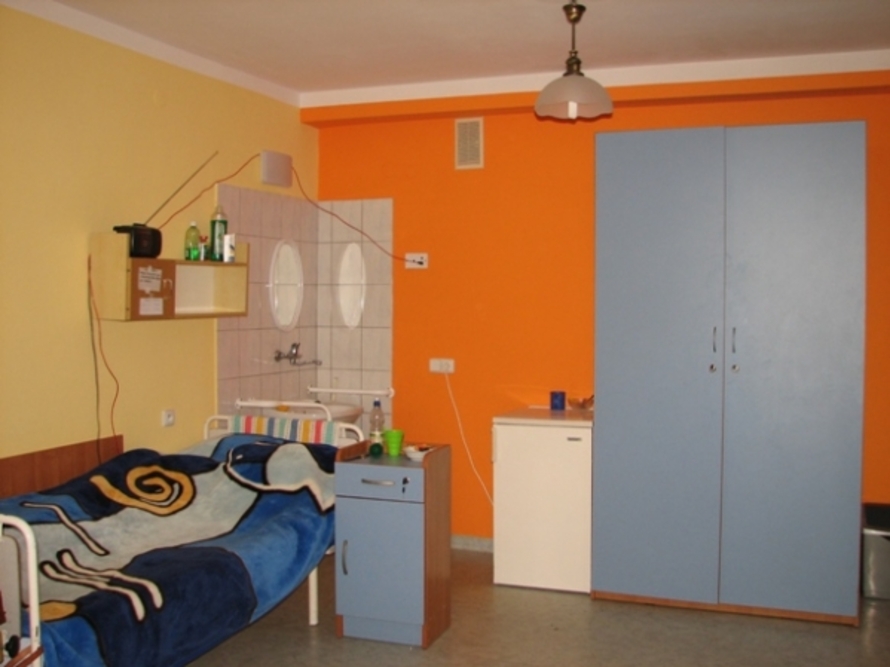 Każdy pokój w Domu Pomocy Społecznej w Rzeszowie wyposażony jest w niewielki kącik sanitarny z umywalką