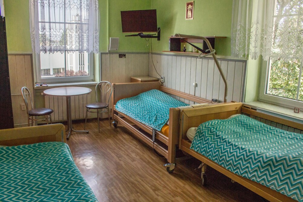 Pokoje w Domu Pomocy Społecznej „Nadzieja” w Chorzowie wyposażone są w telewizory i inne niezbędne urządzenia