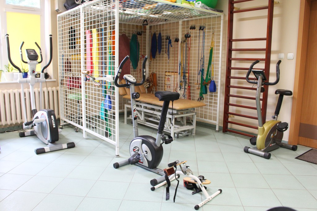 Na terenie Domu Pomocy Społecznej im. Jana Pawła II w Pile znajduje się sala rehabilitacyjna wyposażona w profesjonalny sprzęt