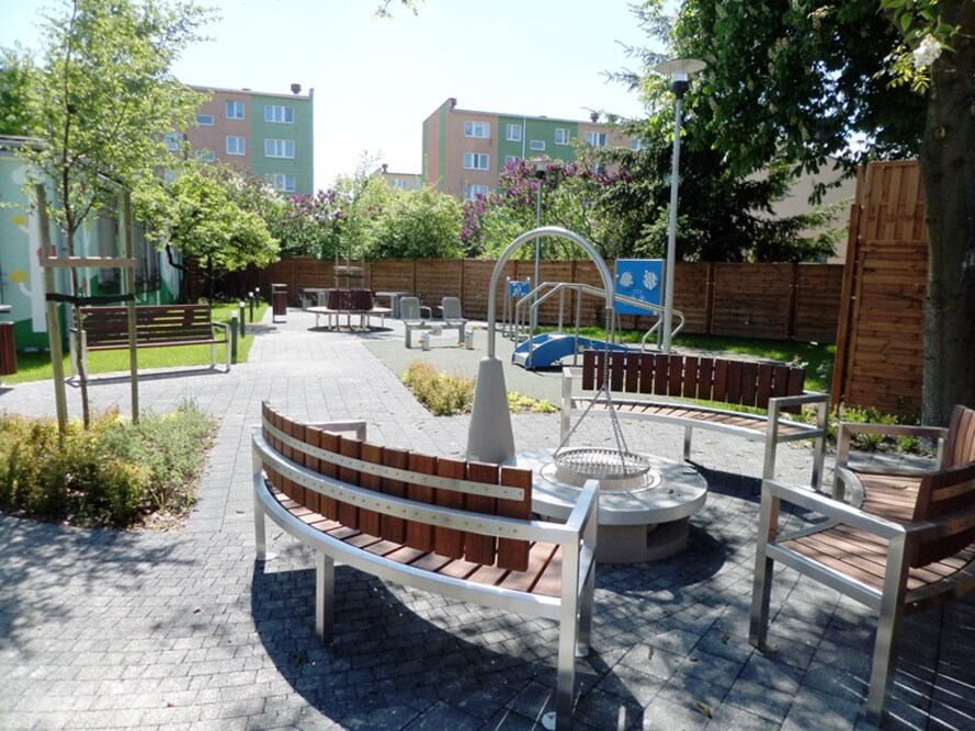 Teren przed Domem Pomocy Społecznej nr 1 w Tomaszowie Mazowieckim