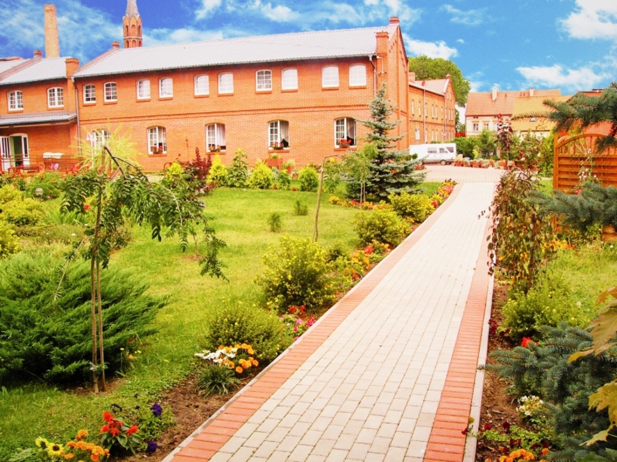 Ogród przed Domem Pomocy Społecznej w Pelplinie