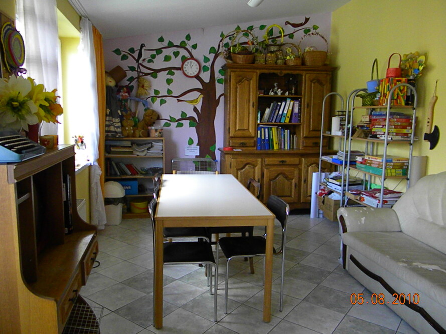 W Domu Pomocy Społecznej św. Anna w Tychach znajduje się sala do terapii zajęciowej wyposażona w telewizor, sprzęt audio oraz książki, puzzle i gry planszowe