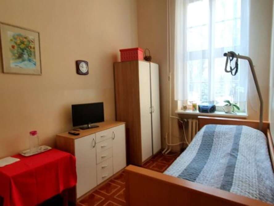 Pokoje mieszkańców Domu Pomocy Społecznej w Lubsku  wyposażone są w specjalistyczne łóżka rehabilitacyjne