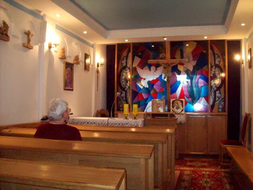 Na terenie Domu Pomocy Społecznej „Kombatant" w Ciechanowie  znajduje się kaplica - mogą z niej korzystać mieszkańcy i ich bliscy