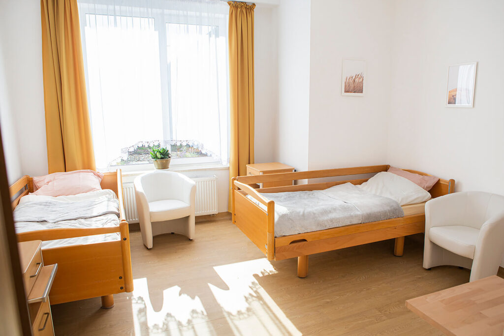 Pokoje w Domu Seniora „Przystań” w Starych Babicach są pomalowane na jasne, ciepłe kolory i wyposażone w wygodne meble