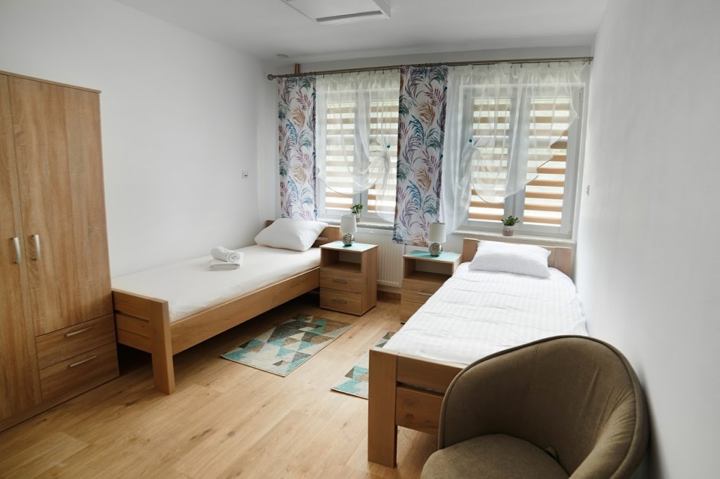 Jeden z pokoi 2-osobowych w Domu Seniora „Za Górą” w Żyznowie