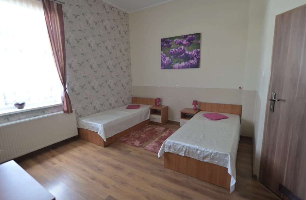 Jeden z pokoi w Domu Opieki „Spokojna Przystań” w Chomiąży