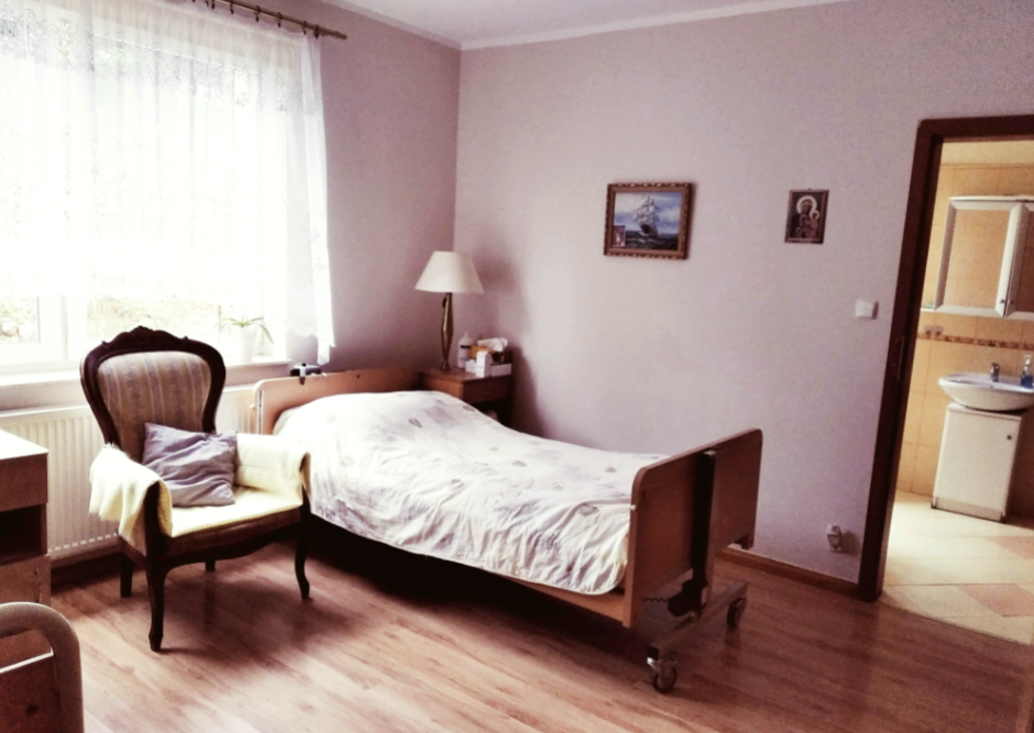 Dom Opieki „Senior” w Rumi oferuje seniorom zakwaterowanie w pokojach z łazienkami