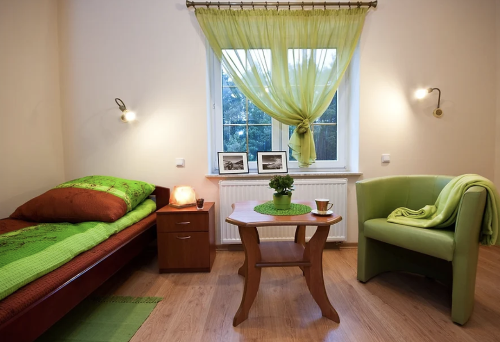 Pokoje w Domu Seniora „Willa Rosa” w Czarkowie są jasne i przytulnie urządzone