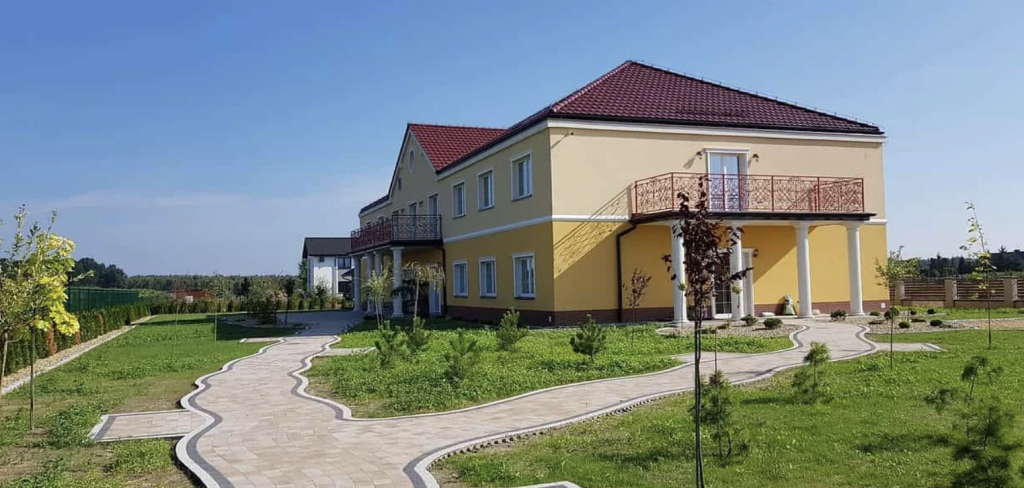 Dom Seniora „Willa Rosa” w Czarkowie i jego otoczenie