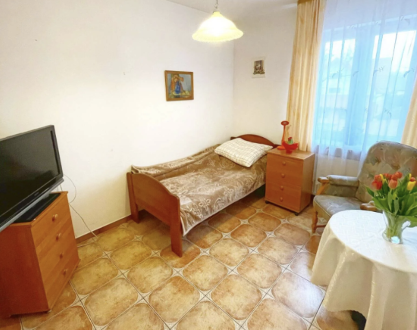 Mieszkańcy Prywatnego Domu Opieki „Matuzalem” w Hipolitowie  mogą liczyć na niezbędne udogodnienia, w tym dostęp do TV