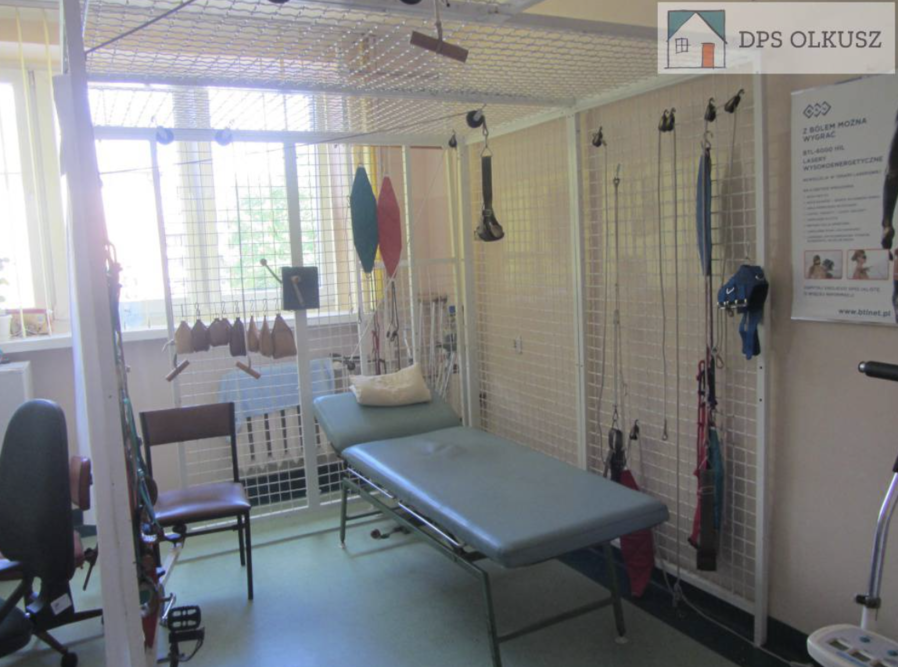 Sala rehabilitacyjna w Domu  Pomocy Społecznej w Olkuszu wyposażona jest w profesjonalny sprzęt, w tym kabinę UGUL