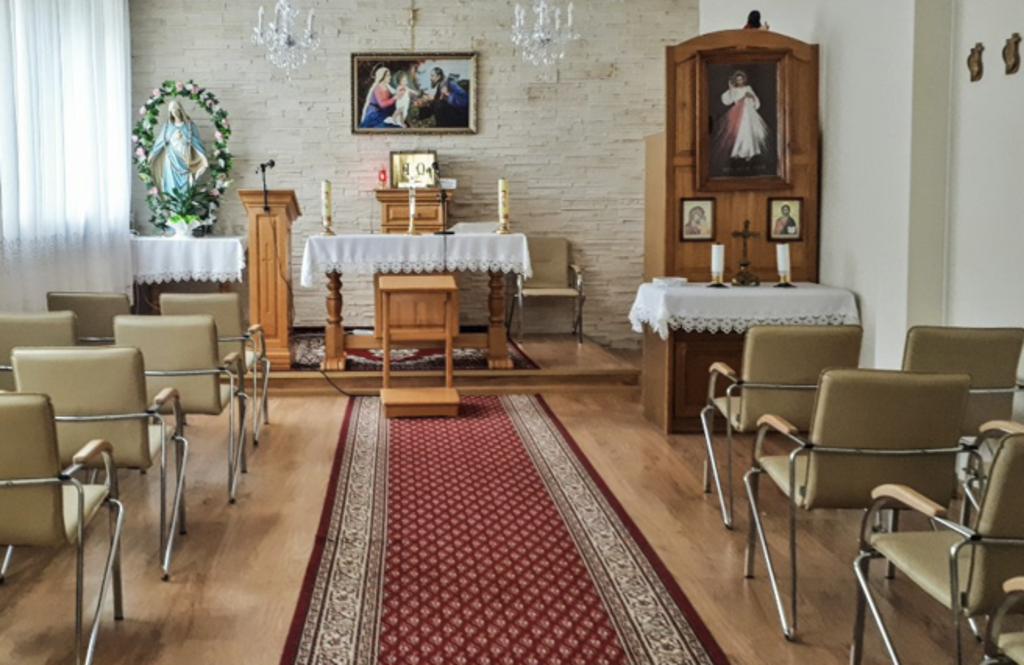 W Domu Pomocy Społecznej w Uhowie   znajduje się kaplica