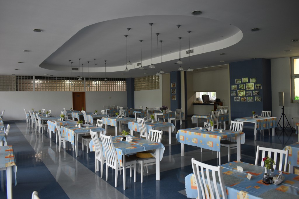 W Domu  Pomocy Społecznej „Złota Jesień” w Raciborzu znajduje się przestronna jadalnia 