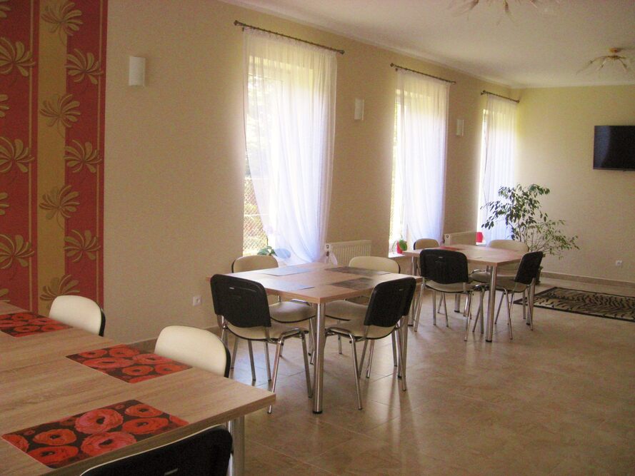 Na parterze Domu Opieki „Dolina Słupi” w Kobylnicy  mieści się pokój dzienny, w którym seniorzy spędzają czas w ciągu dnia