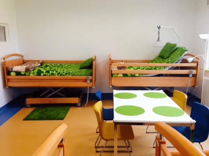 Pokoje w Domu Opieki „Gold Senior” w Warszawie wyposażone są w rehabilitacyjne łóżka elektryczne i instalację przywoławczą