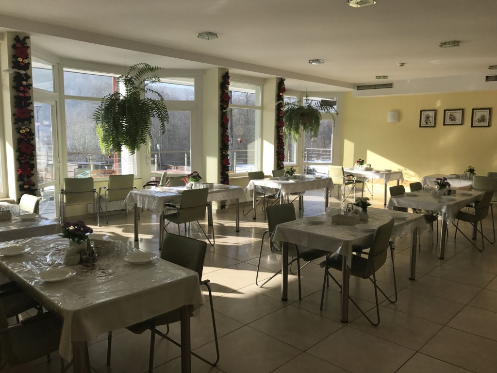 W Domu Pod Klonami w Głogoczowie dostępna jest słoneczna, przestronna stołówka