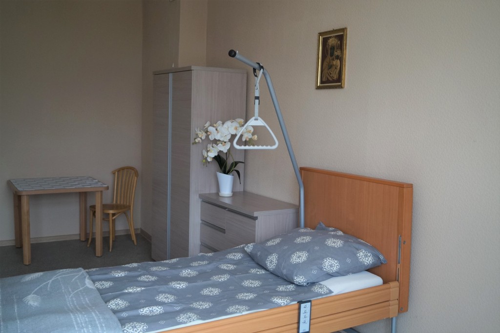 Pokoje w Domu Pomocy Społecznej „Złota Jesień” w Raciborzu wyposażone są w specjalistyczne łóżka rehabilitacyjne i instalację przywoławczą