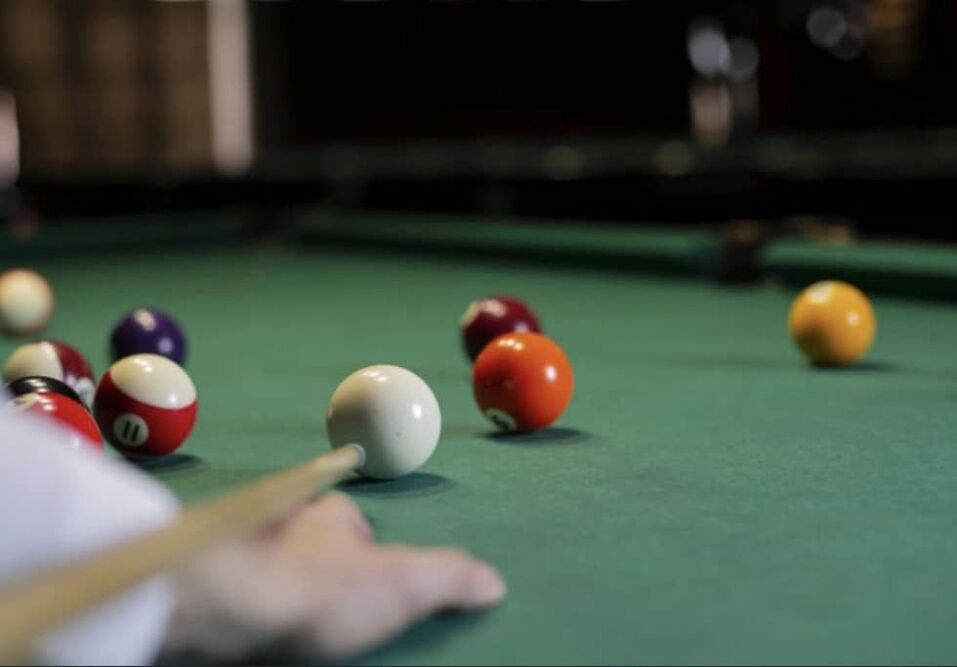 Mieszkańcy Domu Pomocy Społecznej im. Jana Pawła II w Kielcach mają dostęp do licznych udogodnień - mogą na przykład korzystać ze stołu do gry w bilard