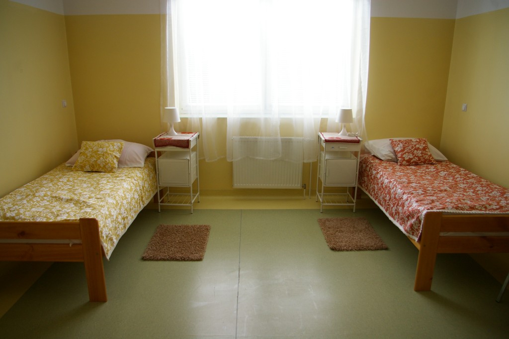 Pokoje w Domu Seniora „Alwernia” w Alwernii są jasne i przestronne - bez problemu mogą poruszać się po nich nawet osoby na wózkach inwalidzkich