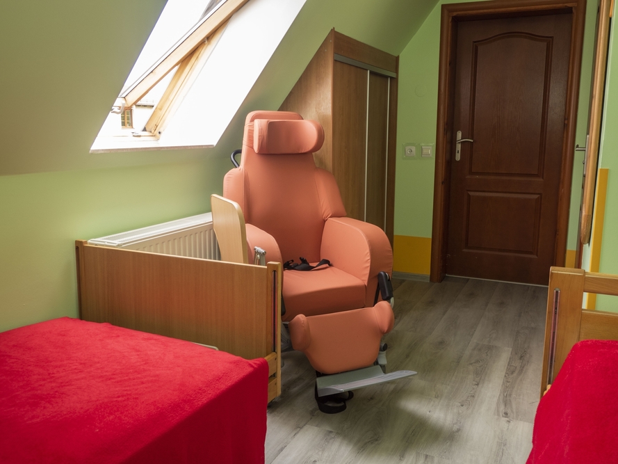 W Domu Opieki Rezydencja Senior w Łężycach-Głodówku do dyspozycji seniorów są pokoje 1- i 2-osobowe