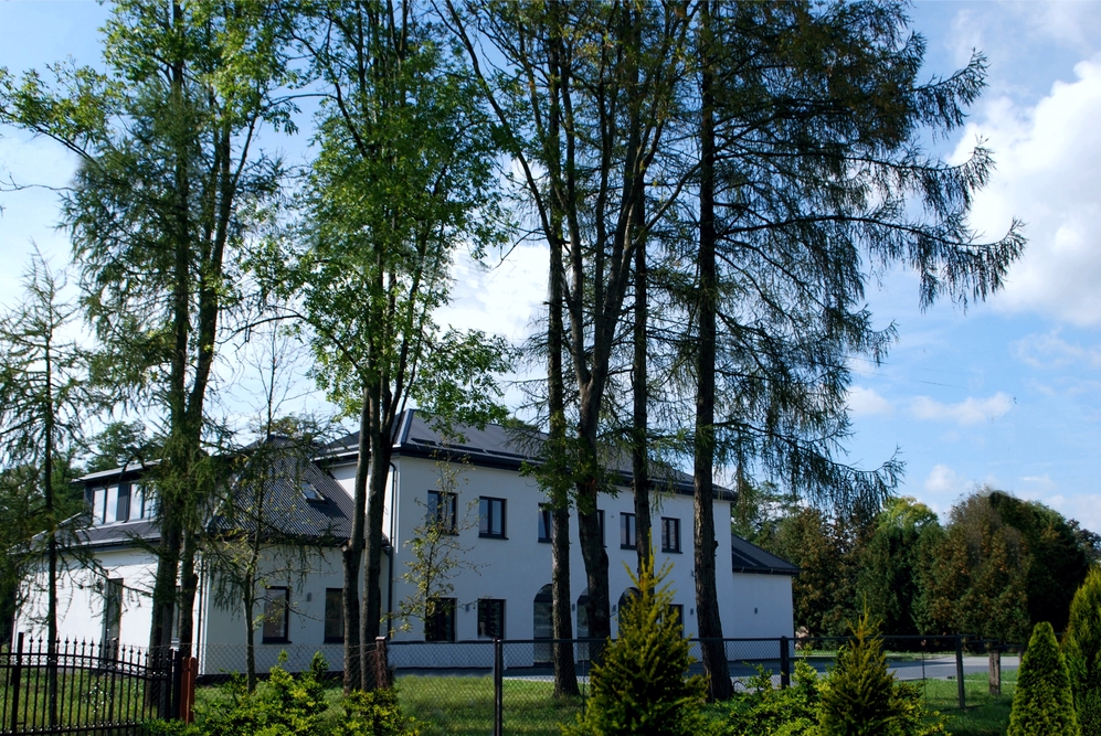Akacjowy Dom Seniora w Bielsku Podlaskim położony jest na ogrodzonej, częściowo zalesionej działce